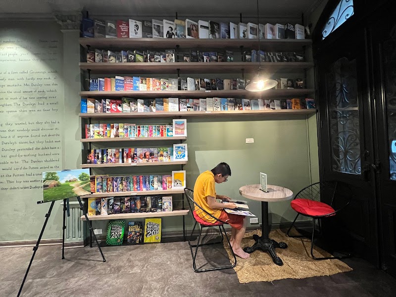 Le Book Club Cafe thường xuyên là nơi diễn ra các buổi chia sẻ về sác