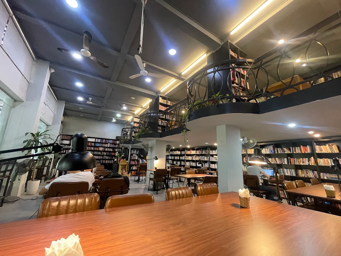 Không chỉ phục vụ nhu cầu đọc sách, Cà phê Thư viện Sách Đông Tây còn là điểm hẹn quen thuộc của nhiều nghiên cứu sinh, giảng viên và sinh viên đại học.