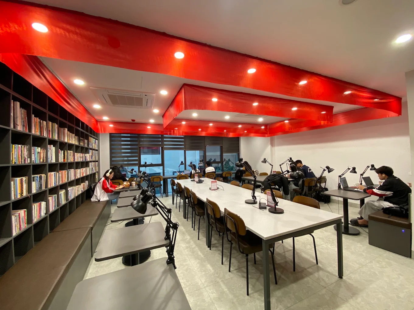 On Time Study mang đến một góc nhìn mới về mô hình cafe sách khi kết hợp giữa không gian học tập hiện đại và khu vực đọc sách yên tĩnh.