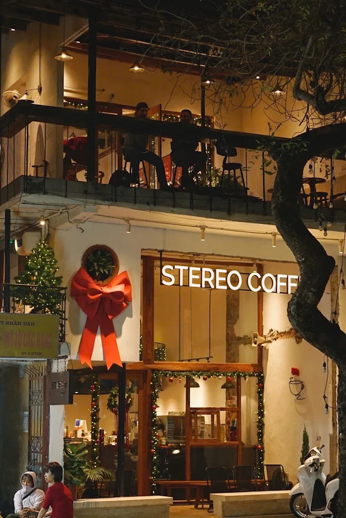 Stereo Coffee mang đến một trải nghiệm hoàn toàn khác biệt với không gian đậm chất nghệ thuật và âm nhạc cổ điển.