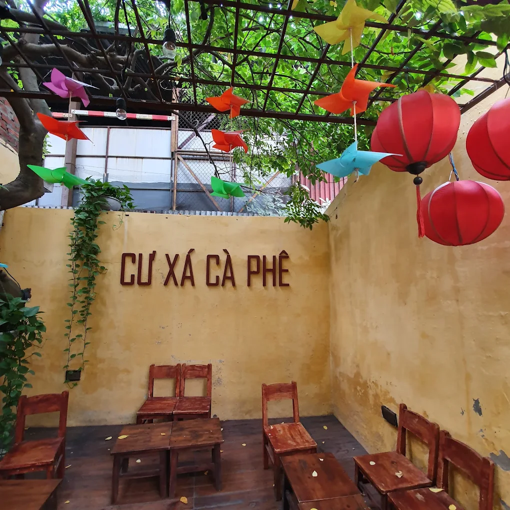 ư Xá Cà Phê là điểm dừng chân đầy hoài niệm tọa lạc ngay tại khu tập thể cũ của quận Hai Bà Trưng