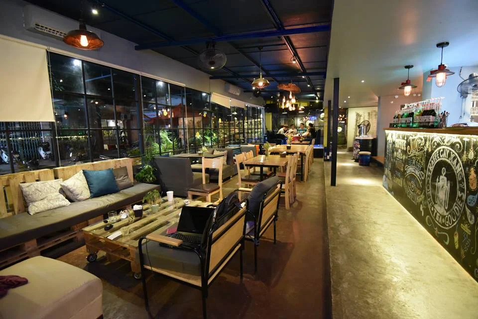 Kàffe Cay Xang mang một cái tên vô cùng dí dỏm và độc lạ, ẩn mình dưới chân khu tập thể cũ tại ngõ Tạ Quang Bửu.