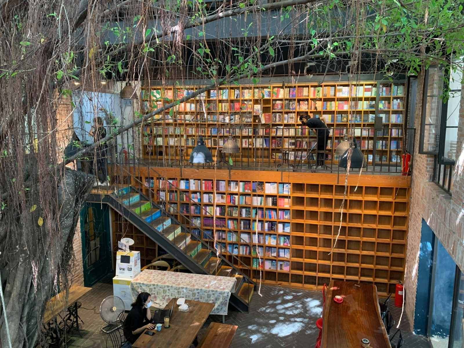 Tọa lạc ngay trung tâm khu vực tập trung nhiều trường đại học lớn tại quận Cầu Giấy, Nhã Nam Books N’ Coffee là điểm hẹn chạy deadline quen thuộc của hàng ngàn sinh viên nhờ không gian tích hợp độc đáo giữa nhà sách và cà phê.