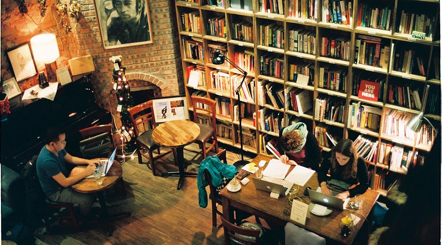 Tranquil Books & Coffee từ lâu đã trở thành cái tên huyền thoại và là "thánh địa" yên bình đích thực dành cho những tâm hồn introvert muốn trốn khỏi nhịp sống ồn ã của phố thị.