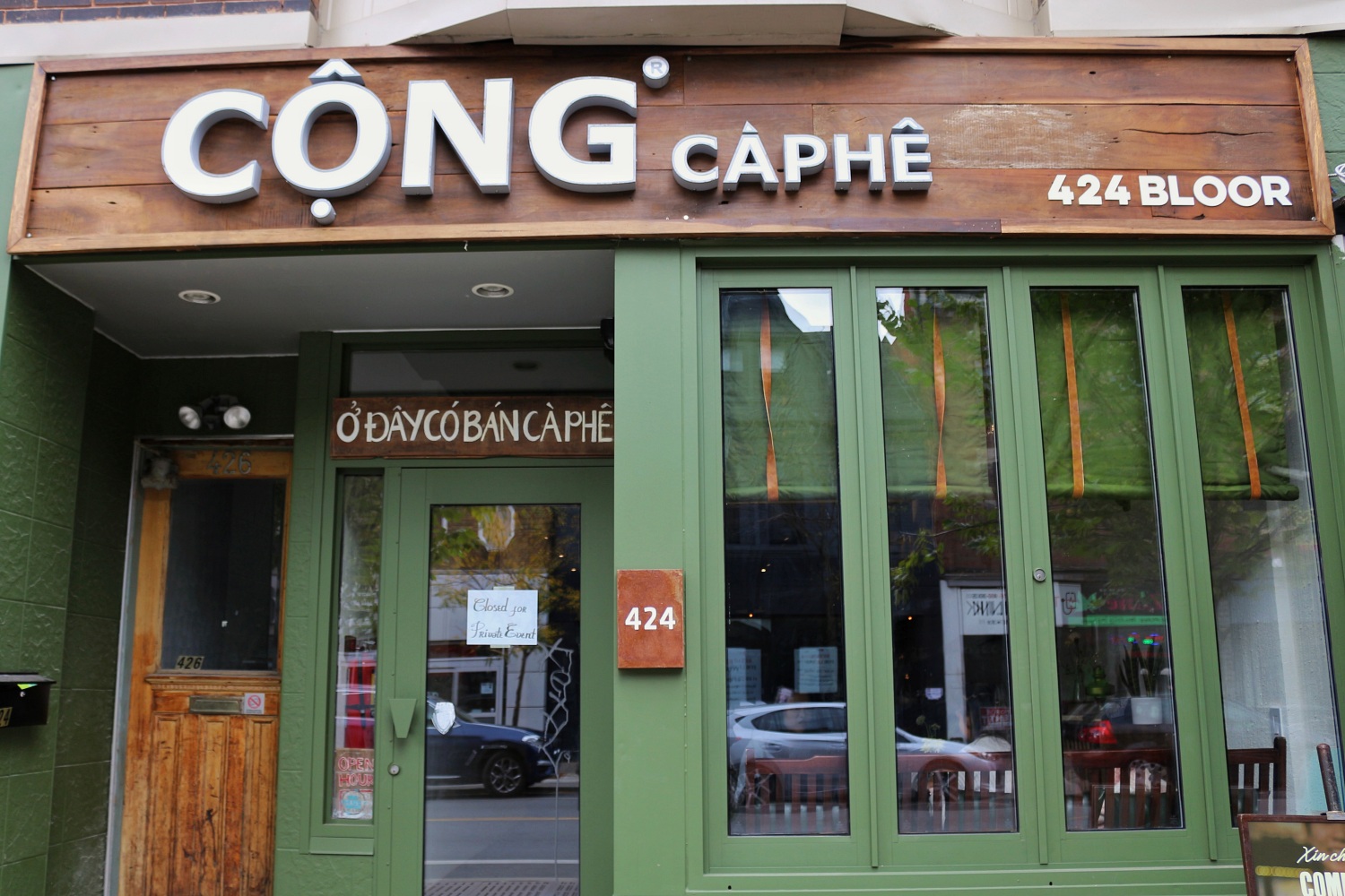Cà phê Cộng có hoạt động phục vụ món cà phê cốt dừa đá xay huyền thoại cùng loạt đồ ăn vặt tuổi thơ siêu hấp dẫn như hướng dương, mì tôm trẻ em để bạn nhâm nhi suốt buổi đọc sách.