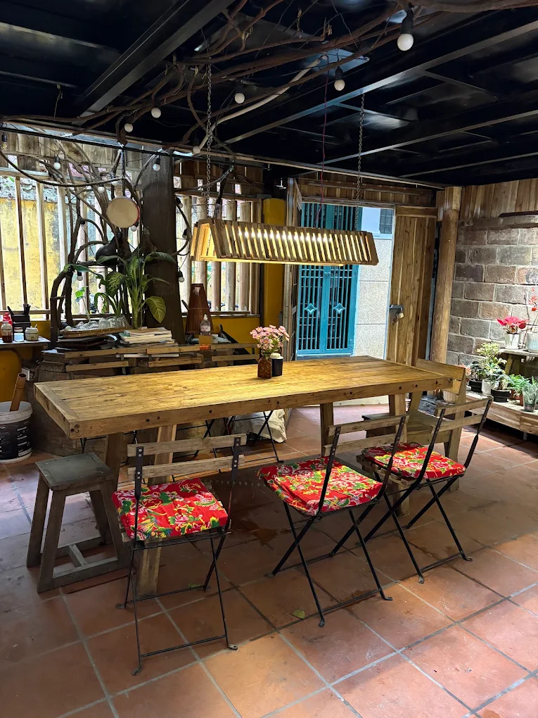 Xoan Coffee là một ngôi nhà cổ nhiều tầng mang đậm kiến trúc tập thể cũ của Hà Nội, nằm sâu trong một con ngõ nhỏ trên đường Trường Chinh. Q