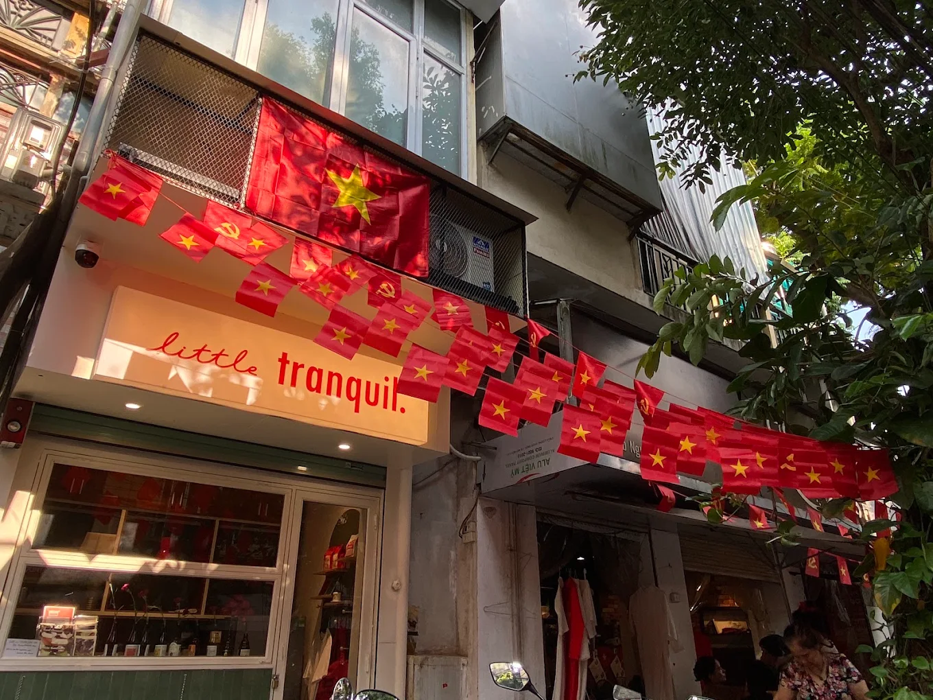 Nhắc đến những quán cà phê yên tĩnh tại Hà Nội thì không thể bỏ qua cái tên huyền thoại Tranquil Books & Coffee. 