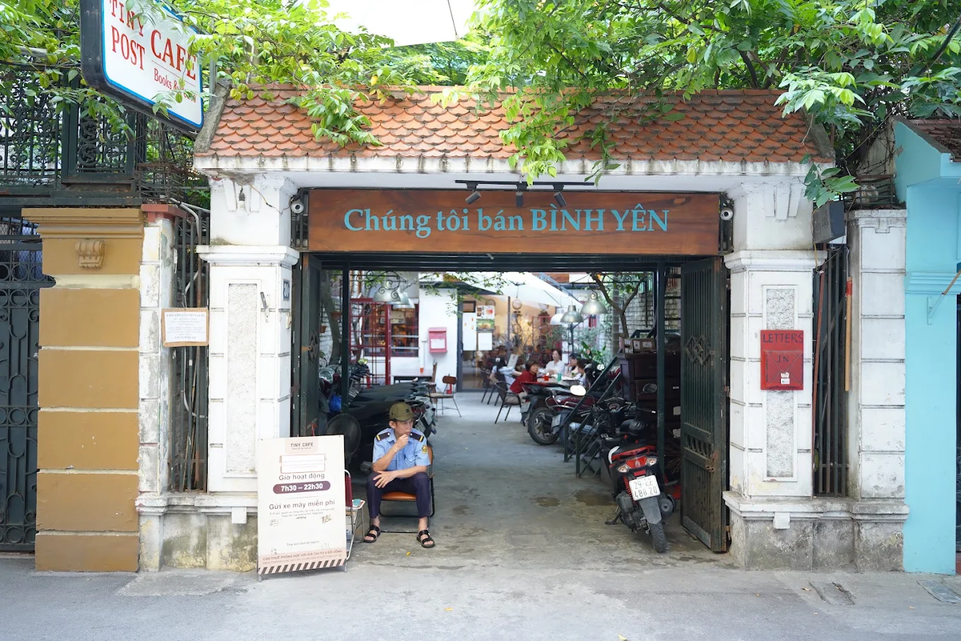 Tiny Post mang đến một concept độc đáo khi tái hiện lại không gian của một bưu điện cổ kính phong cách Châu Âu giữa lòng Hà Nội