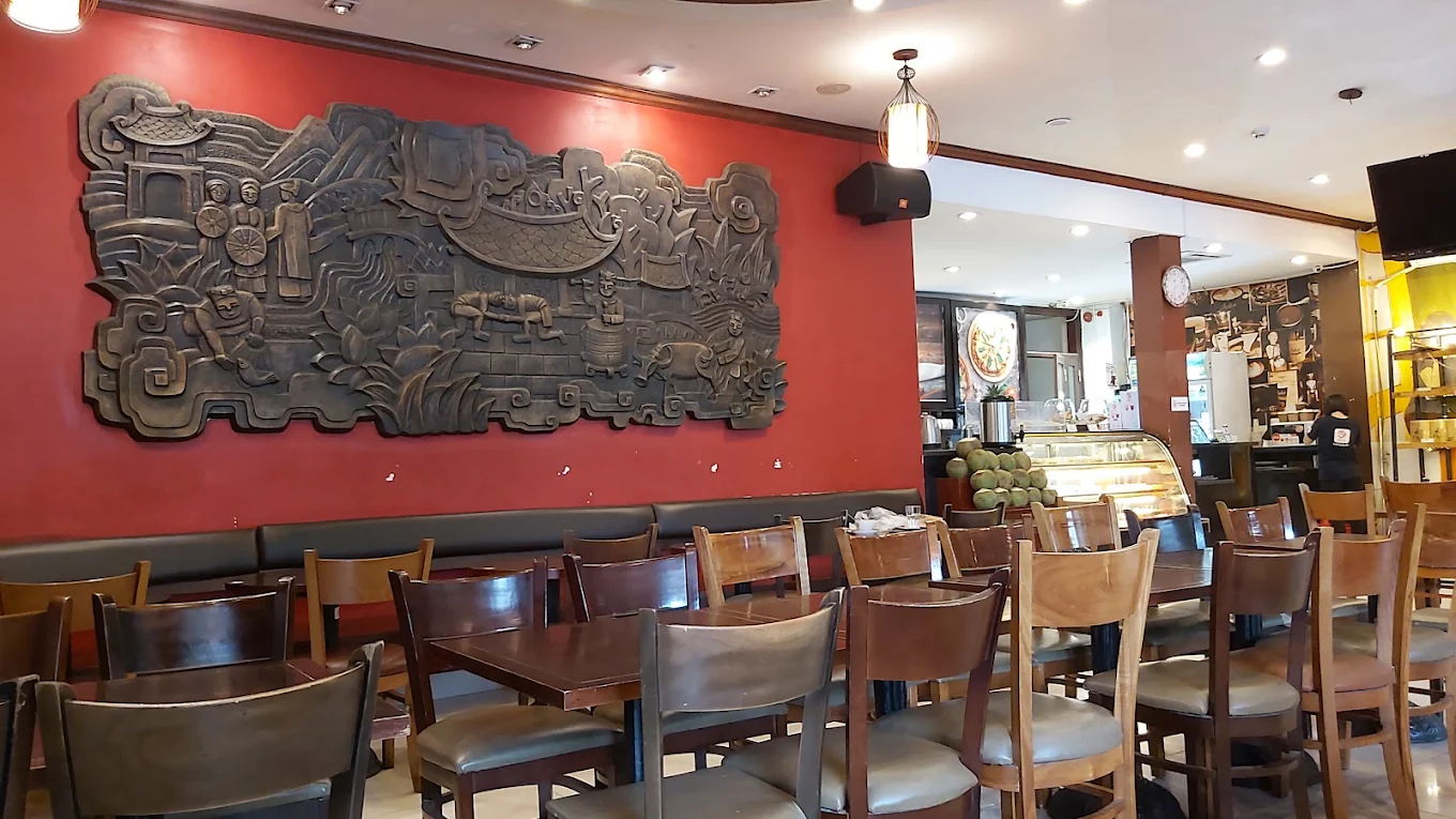 ọa lạc ngay trên con phố trung tâm sầm uất, Helio Vietnam Specialty Coffee lại mang đến một khoảng lặng đầy bất ngờ nhờ thiết kế nhà kính độc đáo ẩn mình dưới những tán cây cổ thụ rợp bóng mát.