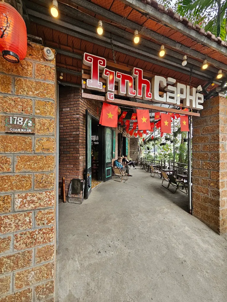 Đúng như tên gọi của mình, Tịnh Cà Phê mang đến một khoảng lặng bình yên hiếm hoi, tách biệt hoàn toàn khỏi sự ồn ào, tấp nập của con phố Quan Nhân. 