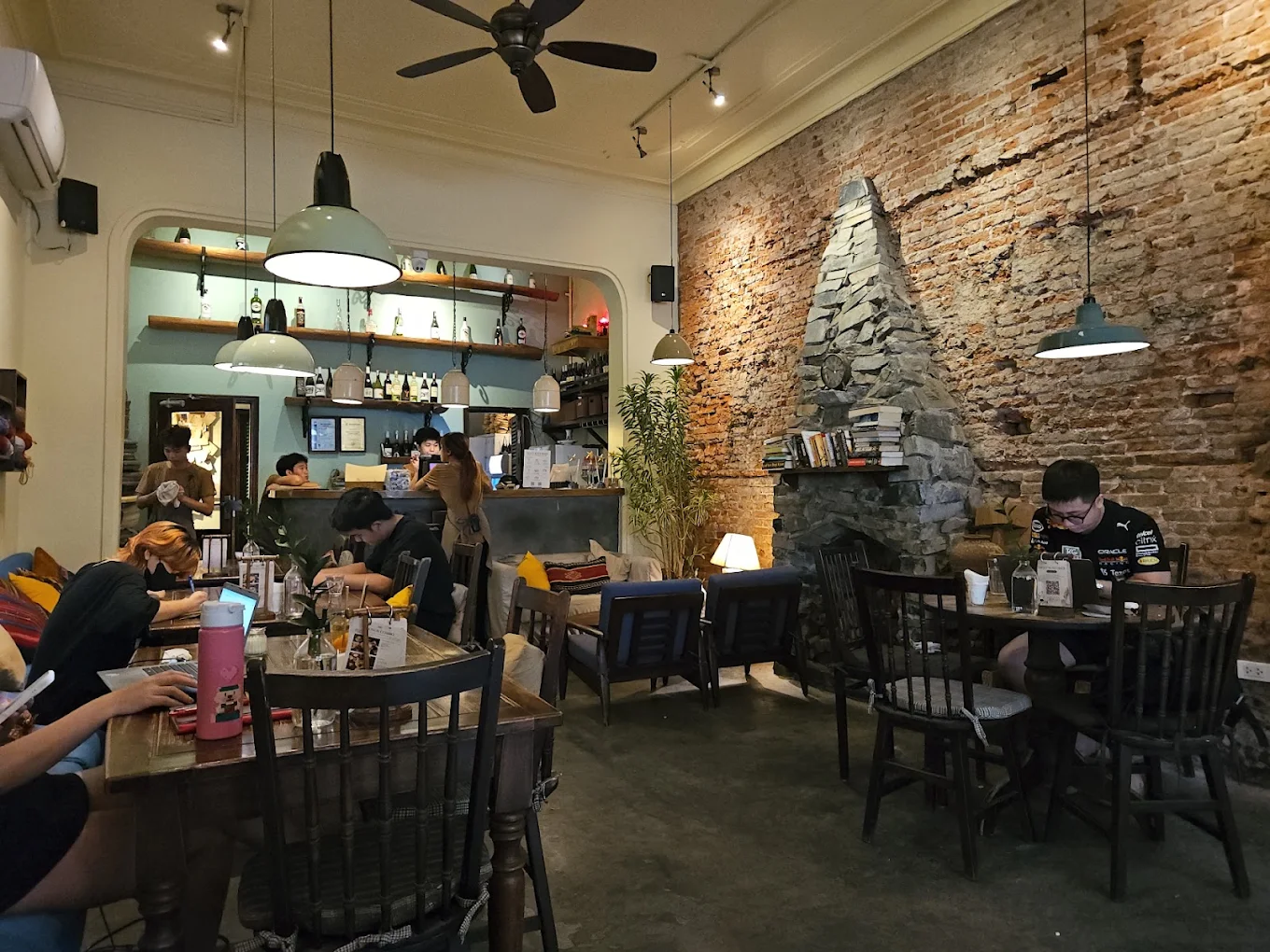 Xofa Cafe & Bistro mang phong cách một ngôi nhà cổ phong cách Châu Âu với những mảng tường gạch trần, hàng dây leo xanh mướt và những chiếc ghế sofa êm ái đúng như tên gọi.