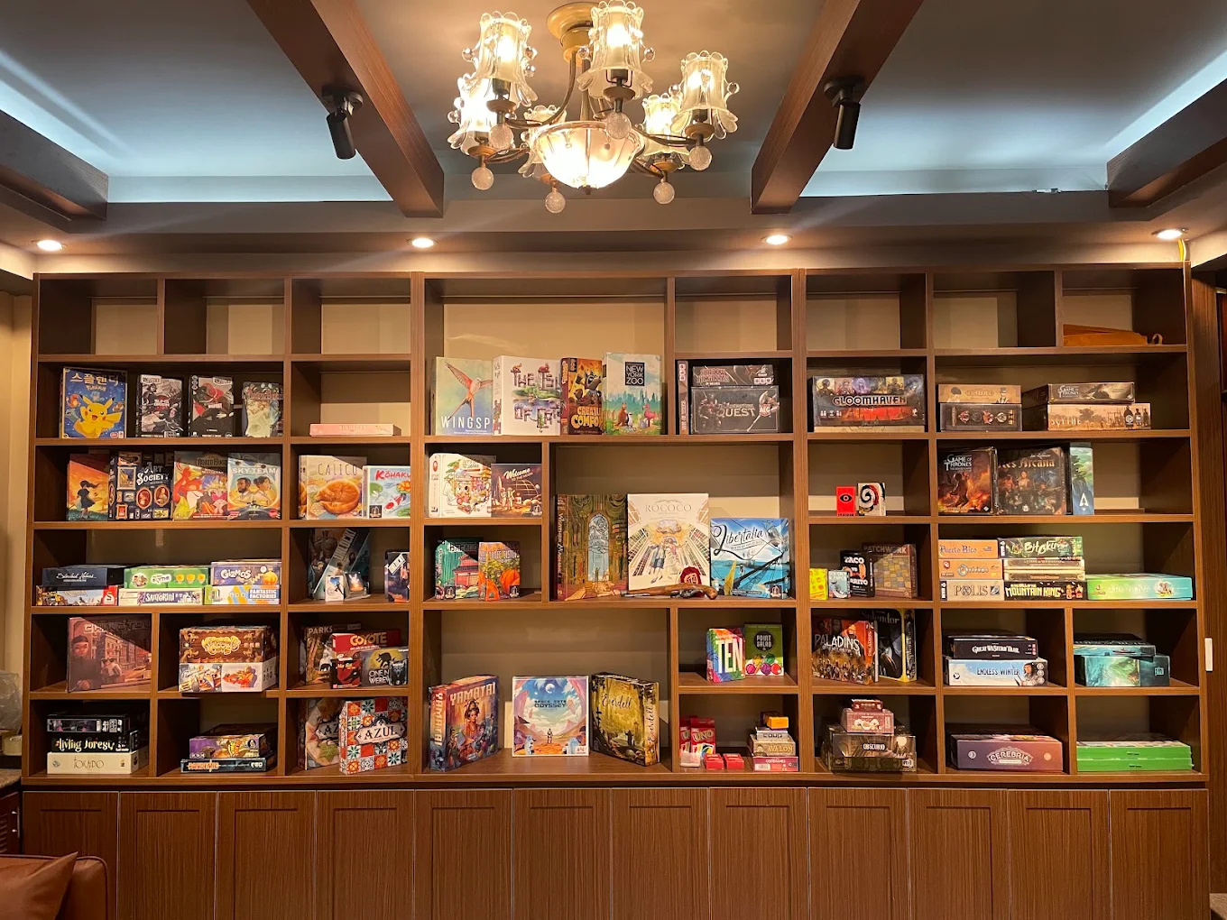 The Keep Cafe gây ấn tượng mạnh với phong cách phối hợp linh hoạt giữa không gian làm việc chuyên nghiệp và khu vực đấu trí board game sôi nổi. Toàn bộ thiết kế theo đuổi tinh thần tối giản, bài trí tinh tế với gam màu nhã nhặn, tạo cảm giác vừa chỉn chu lại vô cùng thư thái cho thực khách khi ghé trải nghiệm.