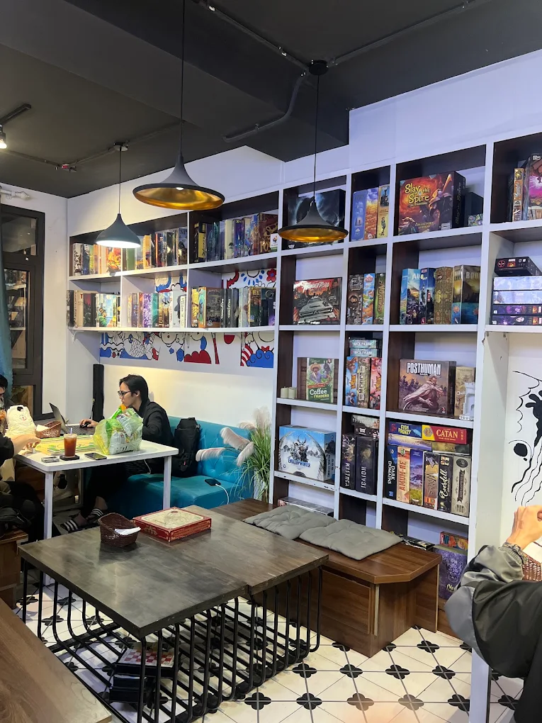 Pi coffee boardgame chọn cho mình một vị trí êm đềm trong ngõ nhỏ Thái Hà, mang đến không gian bình yên tựa như một góc sinh hoạt gia đình