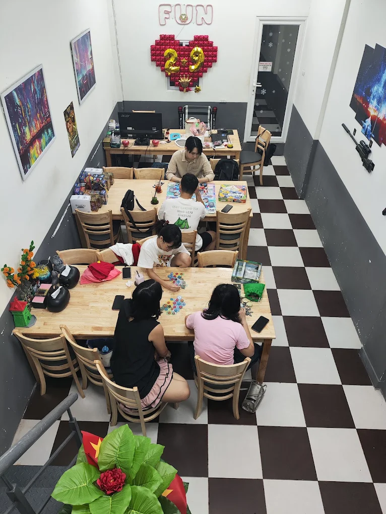 Tọa lạc sâu trong ngõ nhỏ yên tĩnh trên đường Nguyễn Khánh Toàn, Fun Board Game & Drink mang đến một không gian trú ẩn riêng tư và vô cùng dễ chịu, tách biệt hoàn toàn khỏi sự ồn ào của xe cộ ngoài phố lớn.