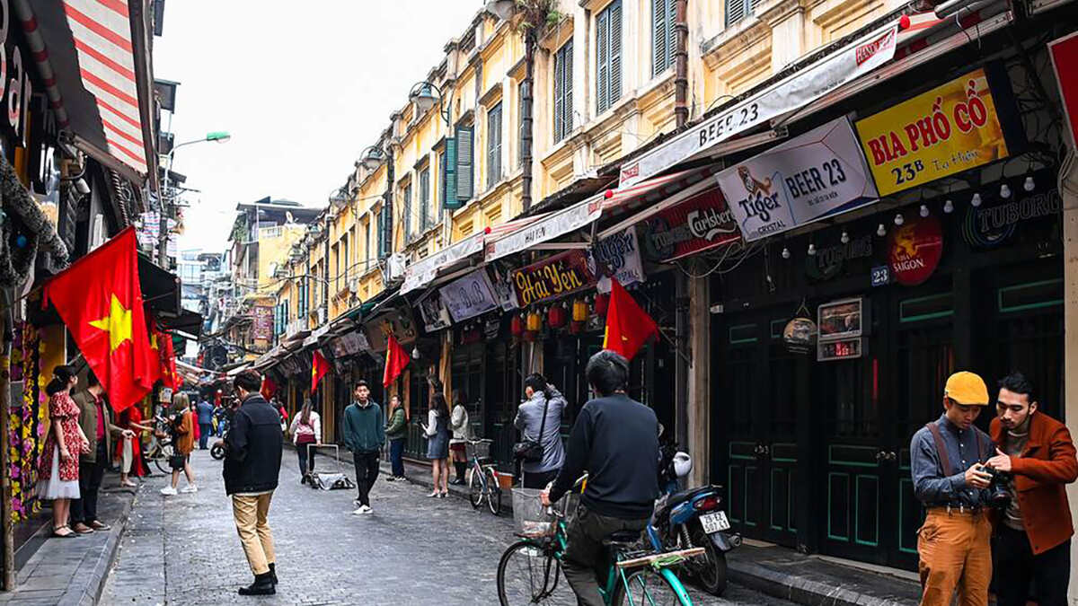 Những con phố nhỏ mang đậm dấu ấn lịch sử xen lẫn với các quán cà phê hiện đại, cửa hàng lưu niệm