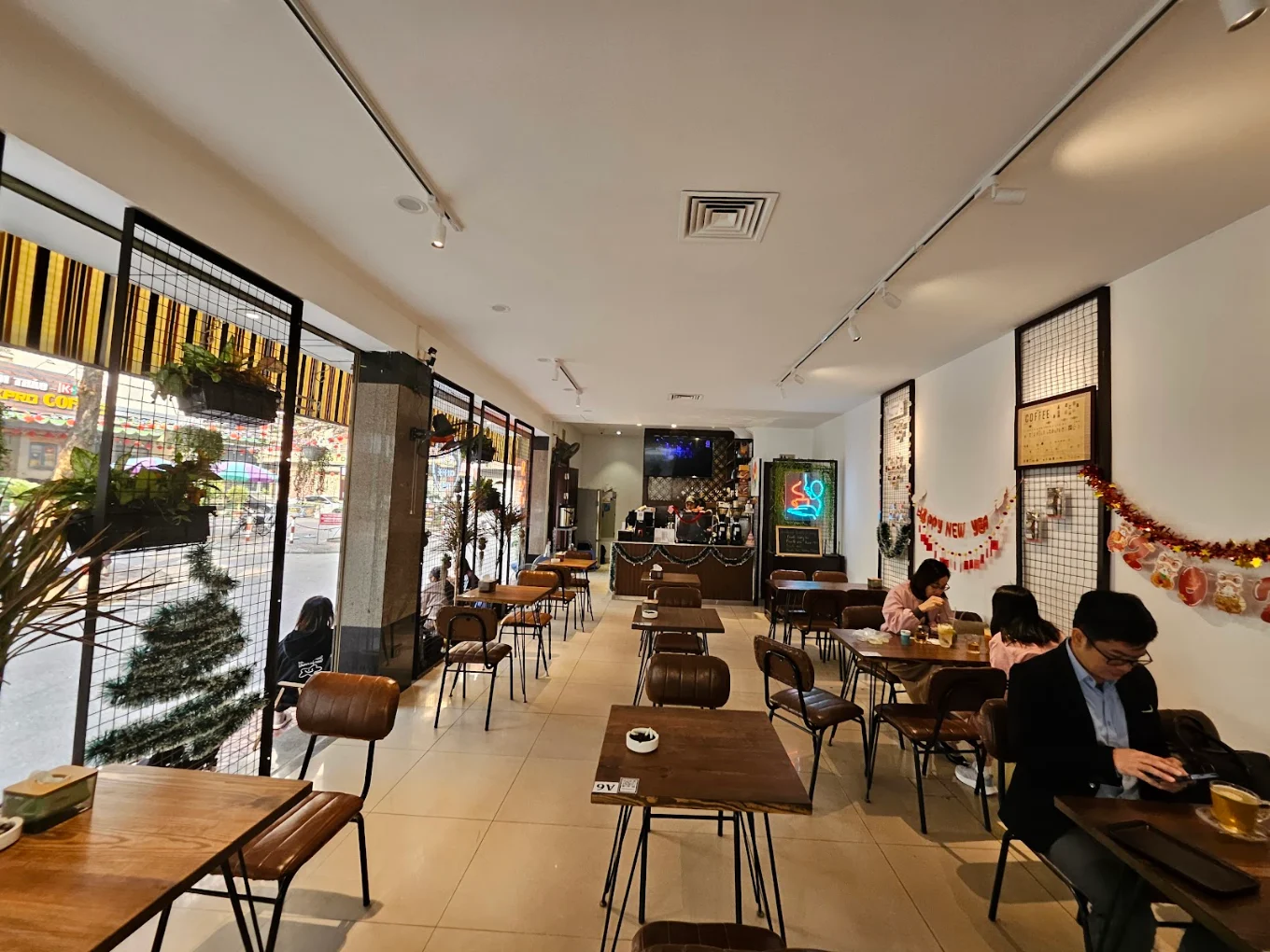 Chạm Coffee là địa chỉ quen thuộc của nhiều sinh viên và dân văn phòng khu vực Cầu Giấy nhờ không gian rộng,