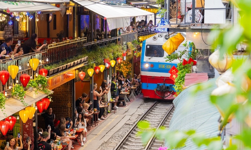 MER Café là một trong những quán cà phê được nhiều bạn trẻ yêu thích khi ghé phố đường tàu Hà Nội nhờ không gian ấm cúng và tầm nhìn đẹp