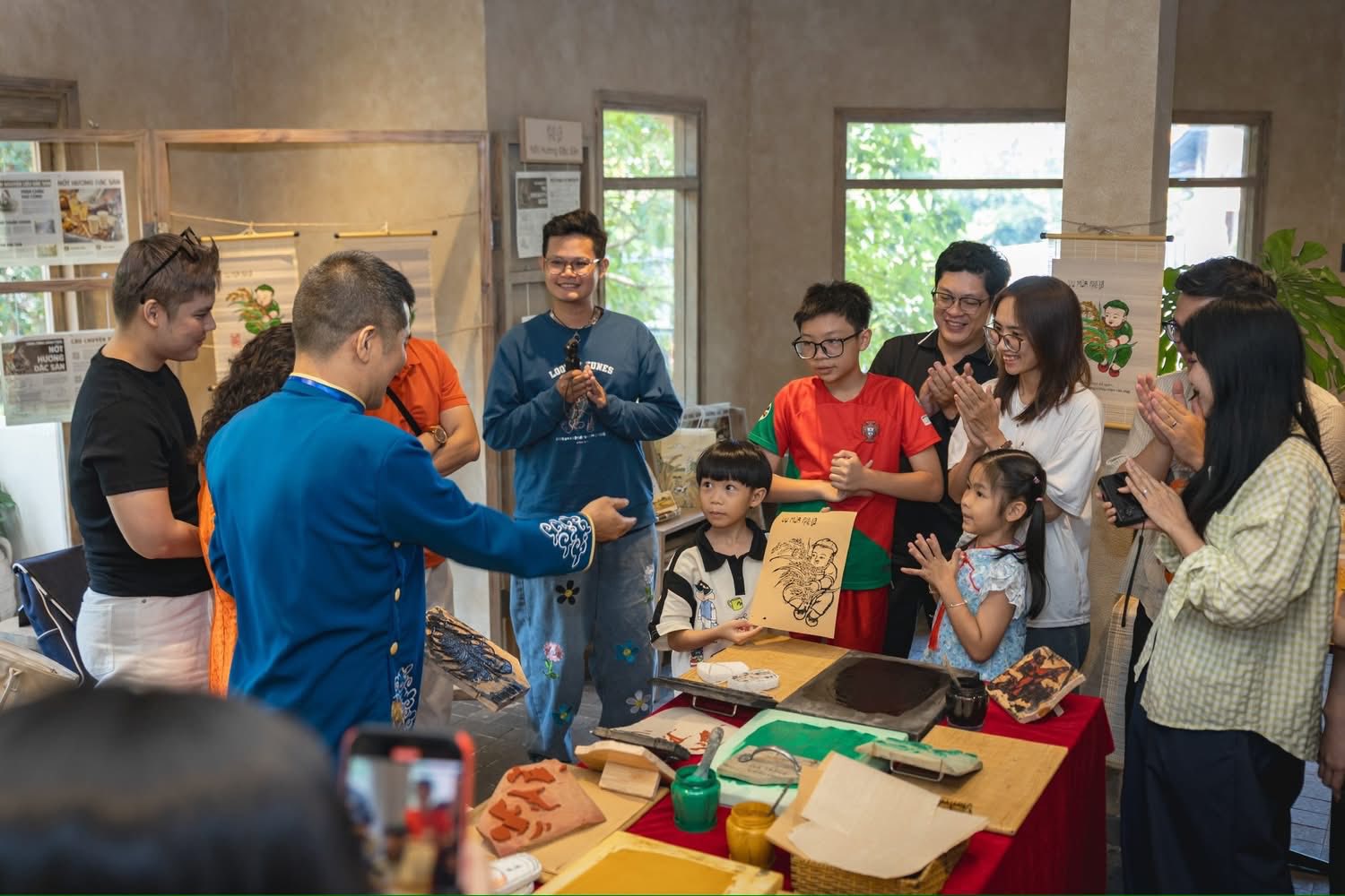 workshop “Lụa Gạo & Cảm hứng tranh Đông Hồ”, nơi tinh thần đương đại hòa quyện nhịp nhàng cùng giá trị di sản dân tộc