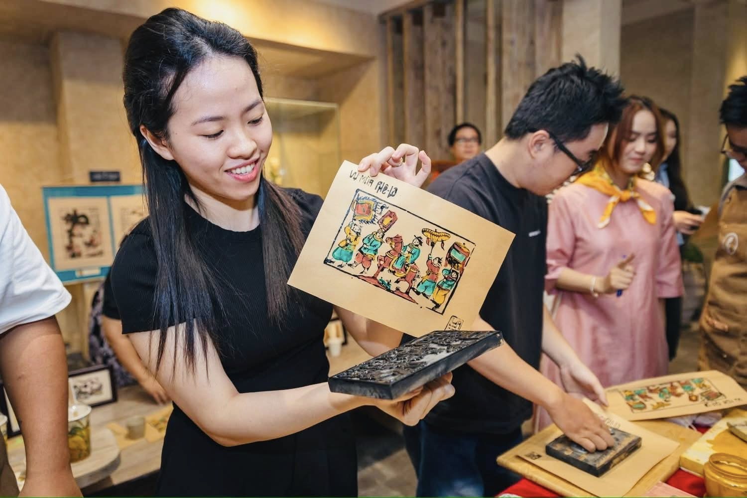 Workshop được tổ chức trong không gian mở thoáng đãng, bao quanh bởi cây xanh và các kiến trúc nhà truyền thống độc đáo