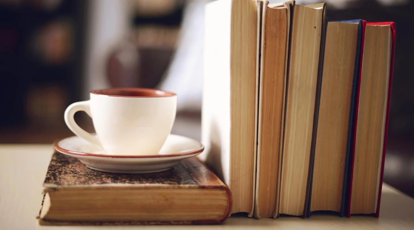 Tủ Sách Coffee mang đến cảm giác như một thư viện thu nhỏ giữa lòng Hà Nội với phong cách vintage ấm áp.