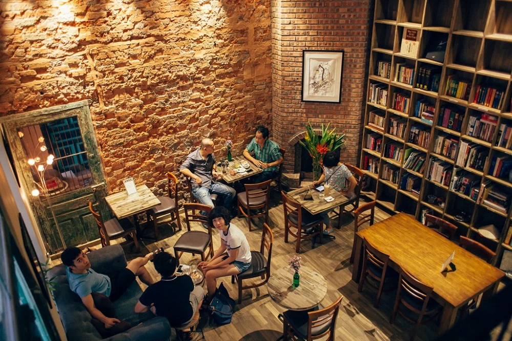 Biblio Café Sách gây ấn tượng bởi phong cách tối giản với tông màu trắng, gỗ và cây xanh làm chủ đạo.