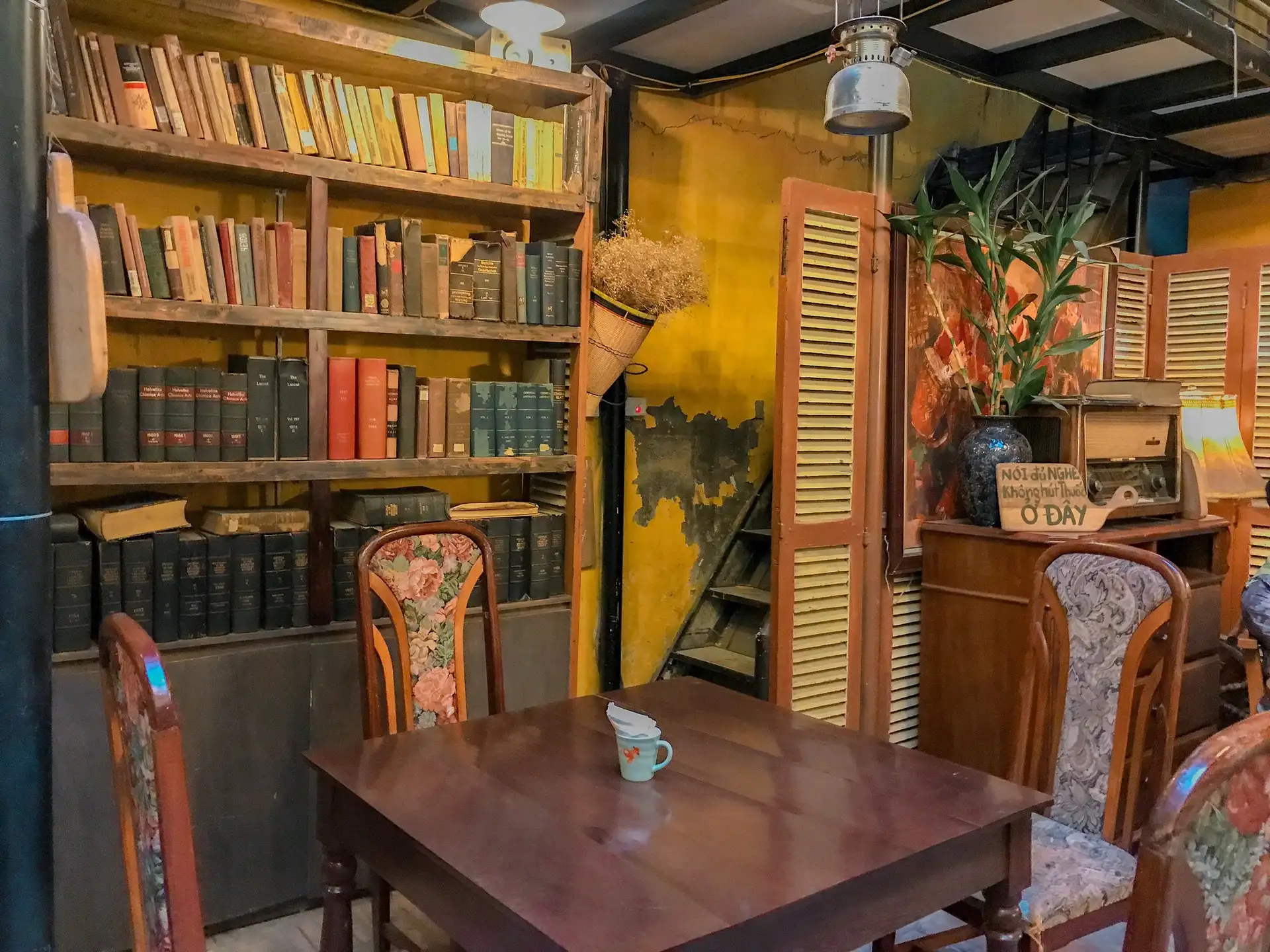 Book Coffee Shop được thiết kế theo phong cách hiện đại với không gian mở, nhiều cửa kính và ánh sáng tự nhiên