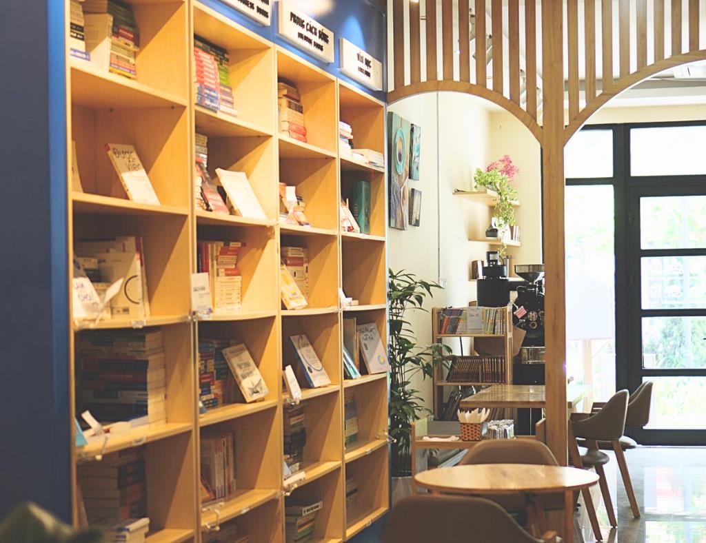 he Bookstop Café là cách thiết kế tối giản với nhiều cửa kính lớn,
