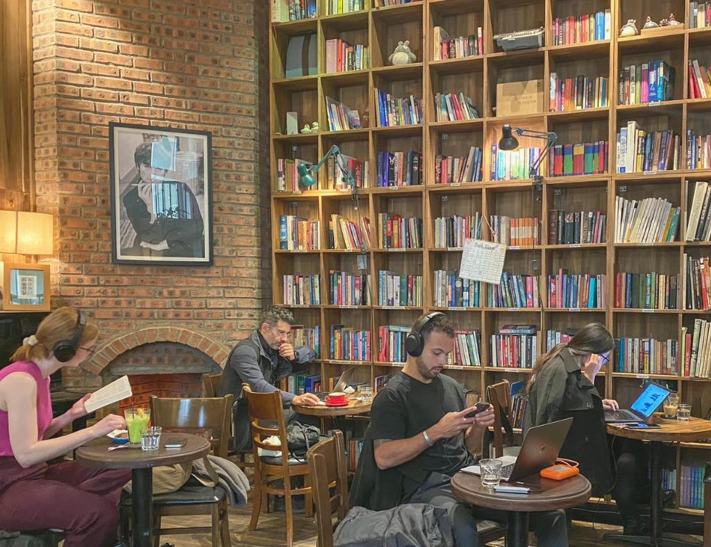 Nhã Nam Books N' Coffee còn sở hữu nhiều góc ngồi yên tĩnh với ánh sáng tự nhiên, rất phù hợp để học tập, làm việc