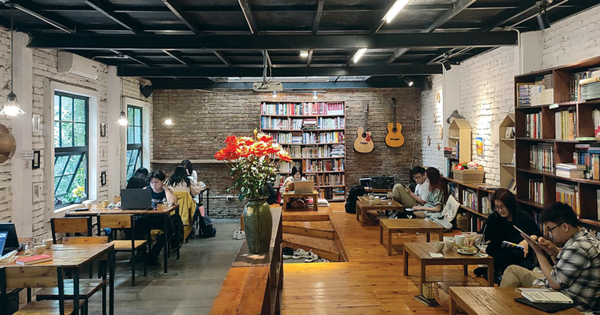 Bluebirds' Nest là một không gian văn hóa kết hợp cafe sách mang đậm chất nghệ thuật, được rất nhiều bạn trẻ Hà Nội yêu thích.
