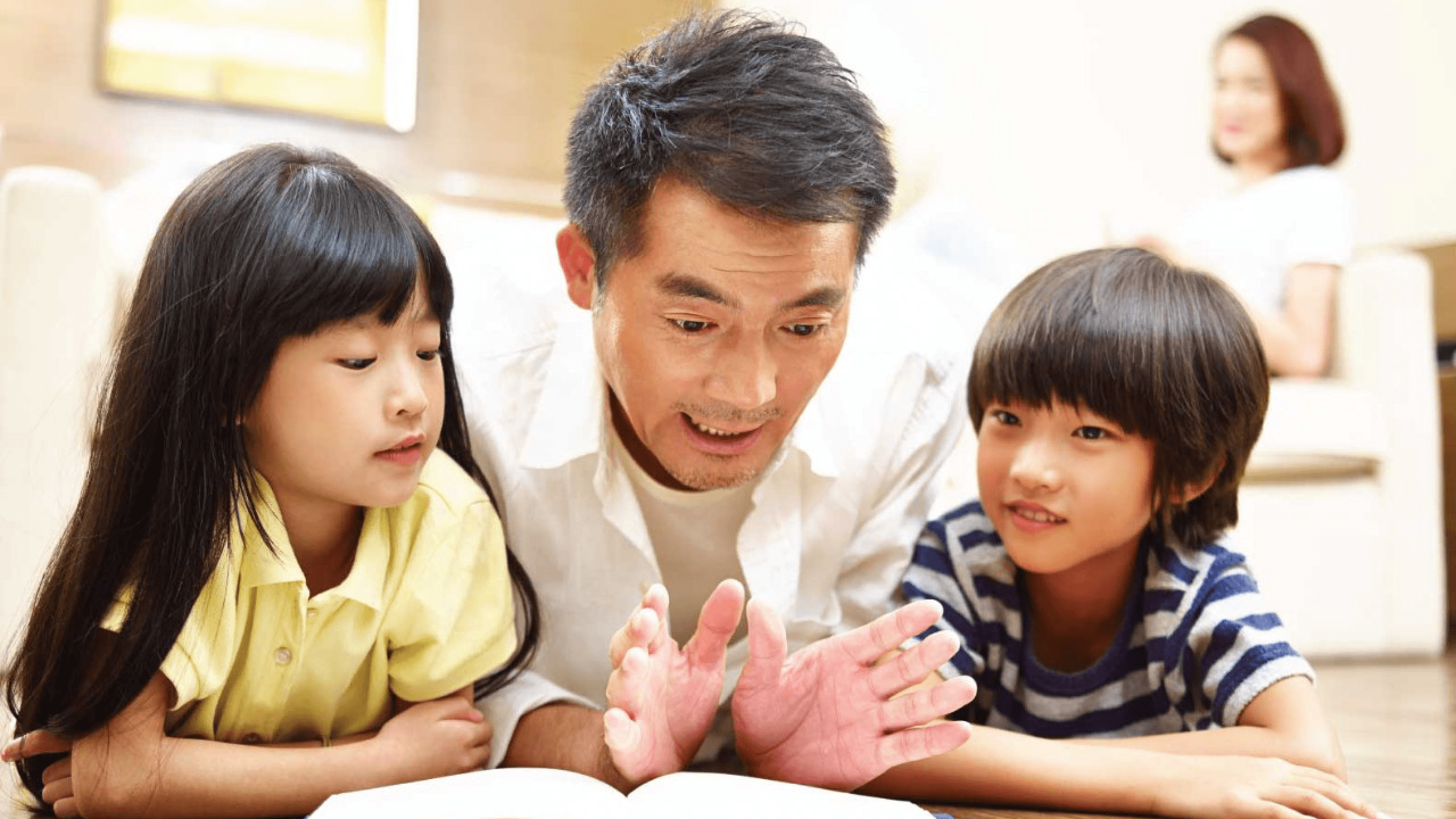 Cha mẹ có thể cho con tập trò chuyện với bố mẹ, ông bà, anh chị trước, sau đó mới từng bước mở rộng sang bạn bè và những người ít quen thuộc hơn