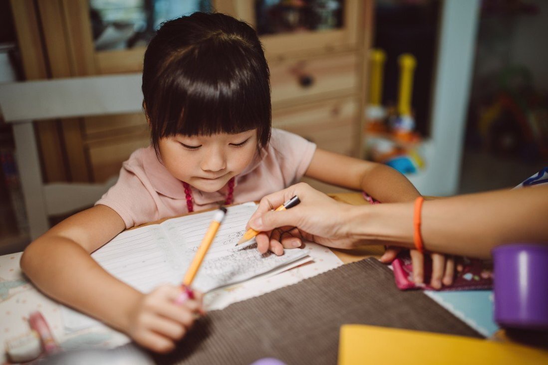 cha mẹ nên hướng dẫn trẻ đọc lại đề, kiểm tra phép tính, lỗi chính tả và xem mình đã trả lời đầy đủ các câu hỏi hay chưa.
