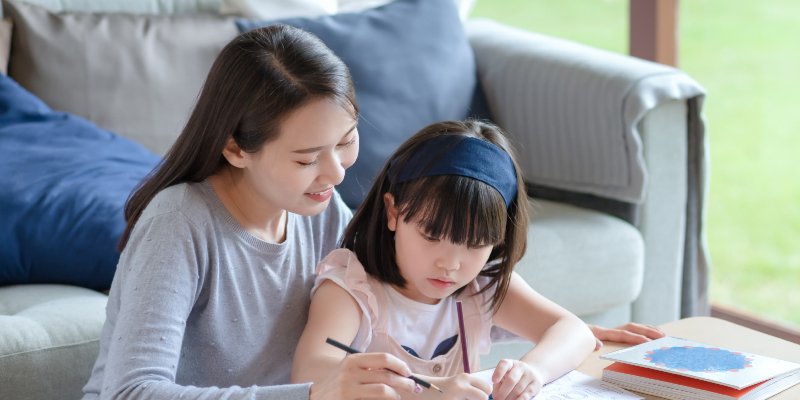 Cha mẹ nên hướng dẫn con chia nội dung cần học thành từng phần nhỏ để dễ thực hiện.