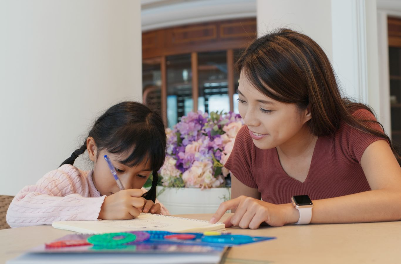 Thay vì học dồn trong một lần, hãy hướng dẫn con ôn lại bài theo từng mốc thời gian 