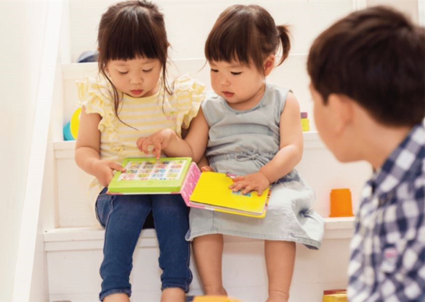 Với trẻ mẫu giáo, ba mẹ đừng ép con ngồi học như học sinh lớn. Hãy ưu tiên các trò chơi nhận biết màu sắc, chữ cái, con số, âm thanh và hình ảnh.
