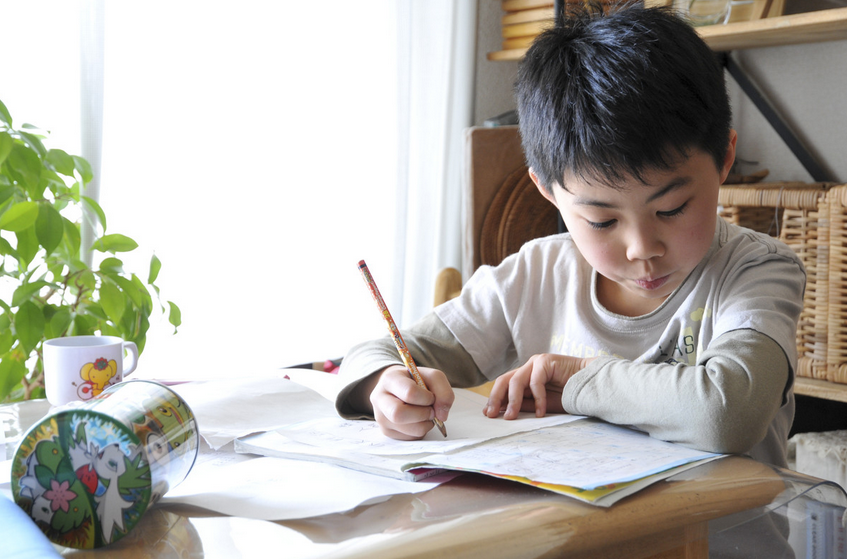 Với trẻ lớn, vai trò của ba mẹ nên chuyển dần từ nhắc nhở sang hướng dẫn con tự lập. Hãy dạy con tự lập danh sách việc cần làm, tự đặt giờ học và tự kiểm tra tiến độ.