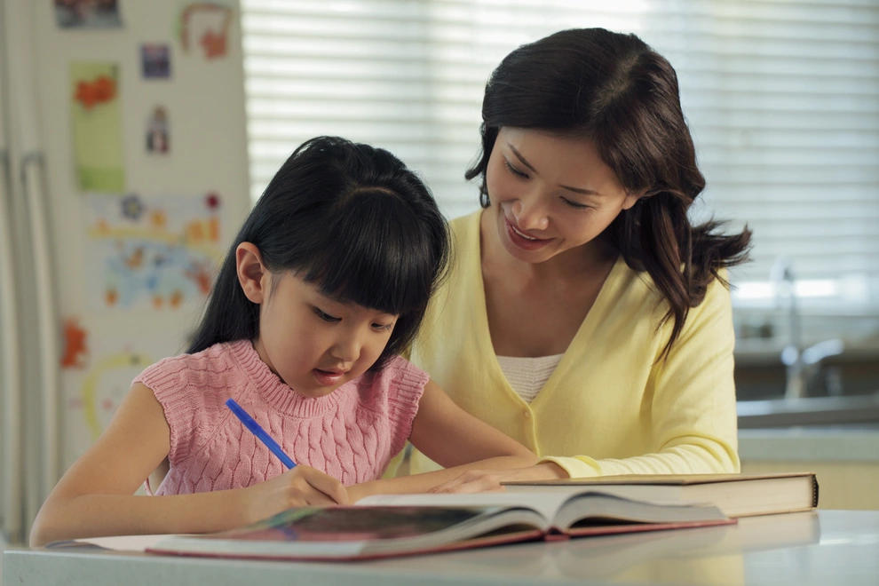 Trẻ tiểu học cần bắt đầu hình thành nề nếp học tập. Một lịch học cụ thể sẽ giúp con biết học môn gì, trong bao lâu và khi nào được nghỉ.