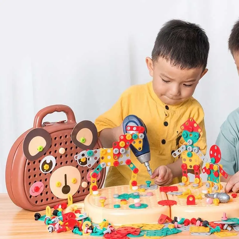 Các bộ bánh răng, ròng rọc, đòn bẩy, trục quay hoặc mô hình máy móc giúp trẻ khám phá cách các bộ phận phối hợp với nhau