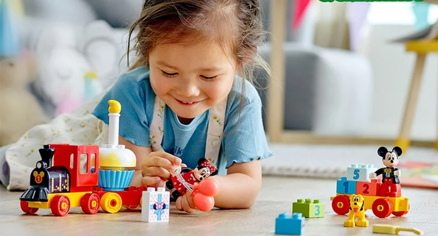 11.webpTừ 1 tuổi, trẻ bắt đầu thích xếp chồng, phân loại và khám phá mối quan hệ nguyên nhân – kết quả