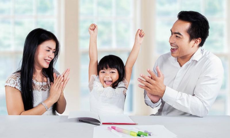 Cha mẹ nên lắng nghe, tôn trọng ý kiến của con và hạn chế áp đặt một đáp án duy nhất. 