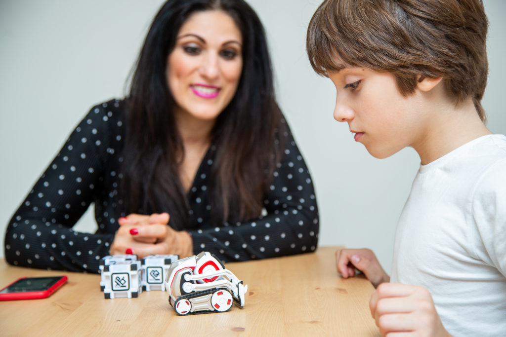 Robot Cozmo được nhiều trường học và trung tâm đào tạo STEM sử dụng như một công cụ trực quan để minh họa