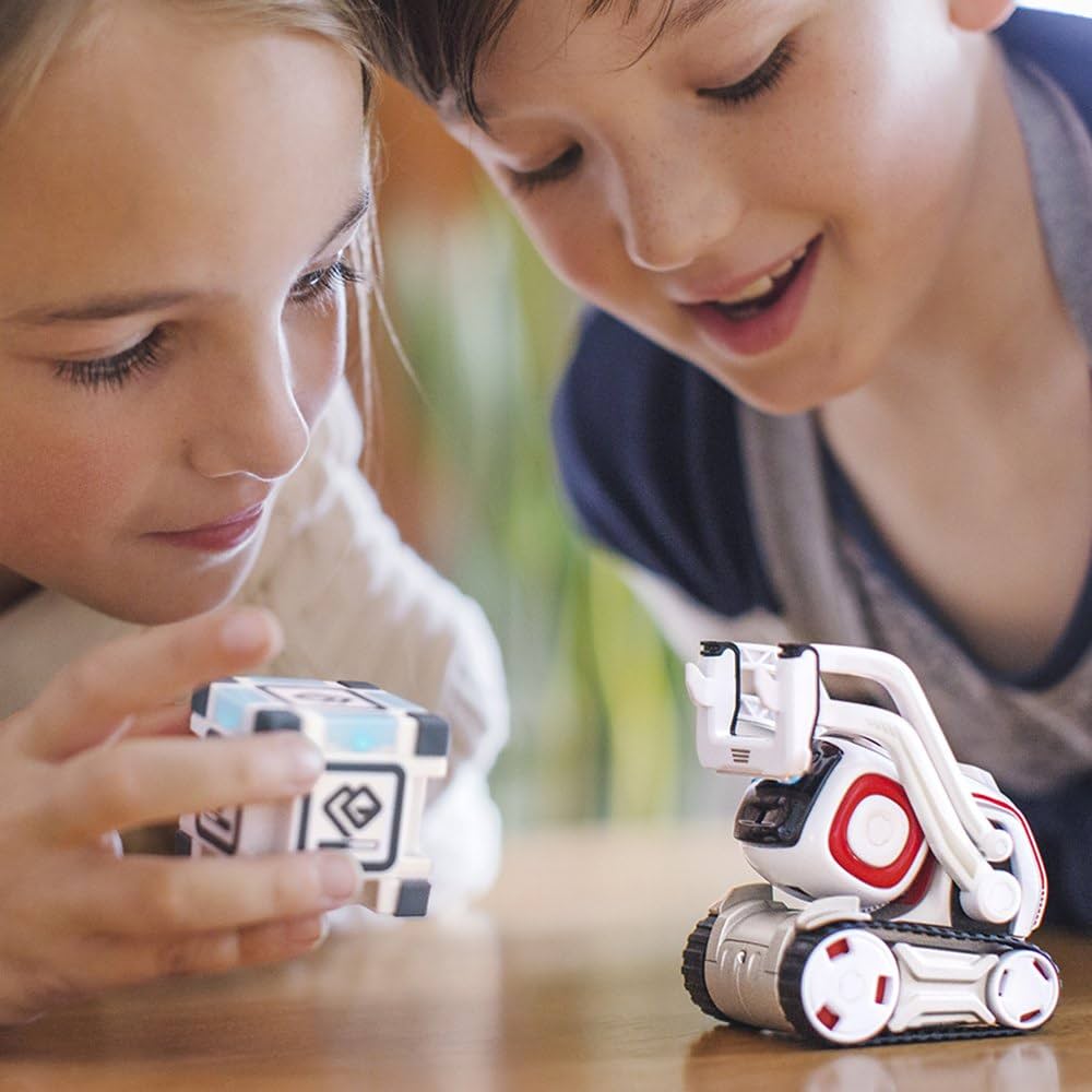 Robot Cozmo tạo điều kiện để người dùng tương tác trực tiếp với một thiết bị thông minh