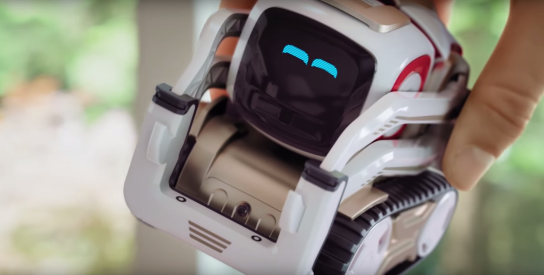 Robot Cozmo dễ khiến nhiều người liên tưởng đến nhân vật Wall-E nhờ thiết kế nhỏ gọn và thân thiện