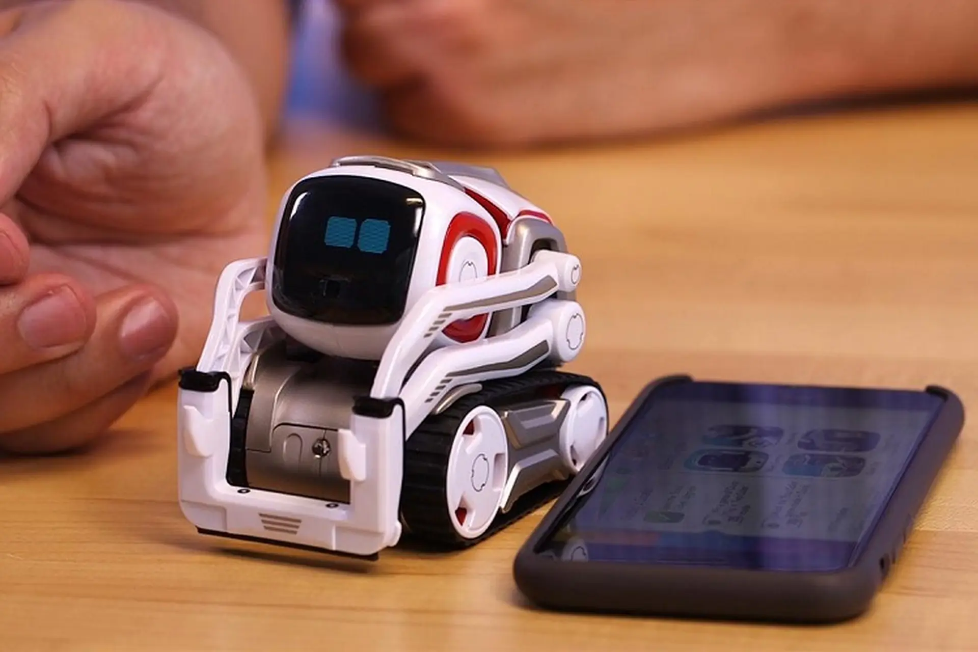 Review Robot Cozmo – Robot AI thông minh với khả năng học hỏi và tương tác thú vị