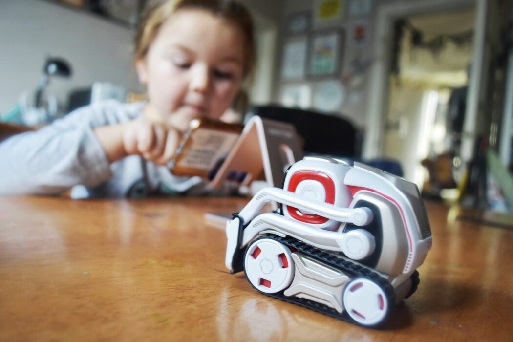 Robot Cozmo mang đến môi trường học tập mở, nơi người dùng có thể tự do sáng tạo các chương trình và thử nghiệm nhiều ý tưởng khác nhau.