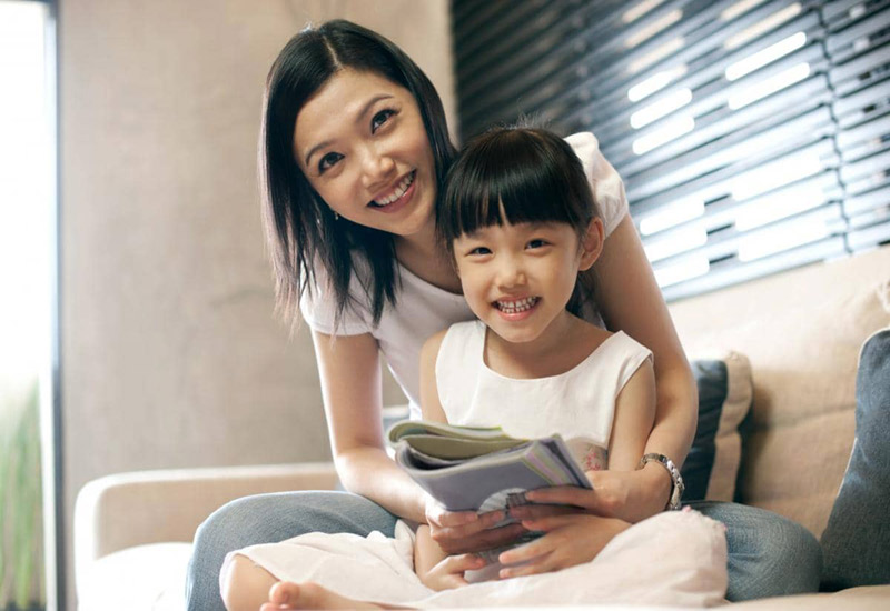 thay vì chỉ tập trung vào việc học từ vựng hay ngữ pháp, cha mẹ nên tạo nhiều cơ hội để trẻ nói tiếng Anh và thể hiện suy nghĩ của mình.