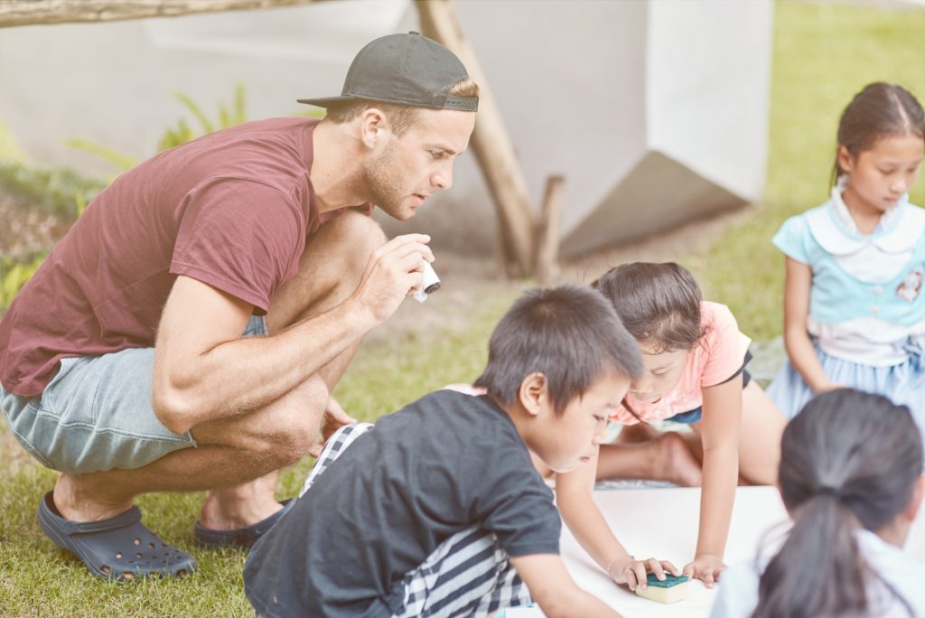 cha mẹ có thể tận dụng những hoạt động hằng ngày như đi siêu thị, nấu ăn, tưới cây hoặc dạo công viên để giới thiệu từ vựng và mẫu câu tiếng Anh.