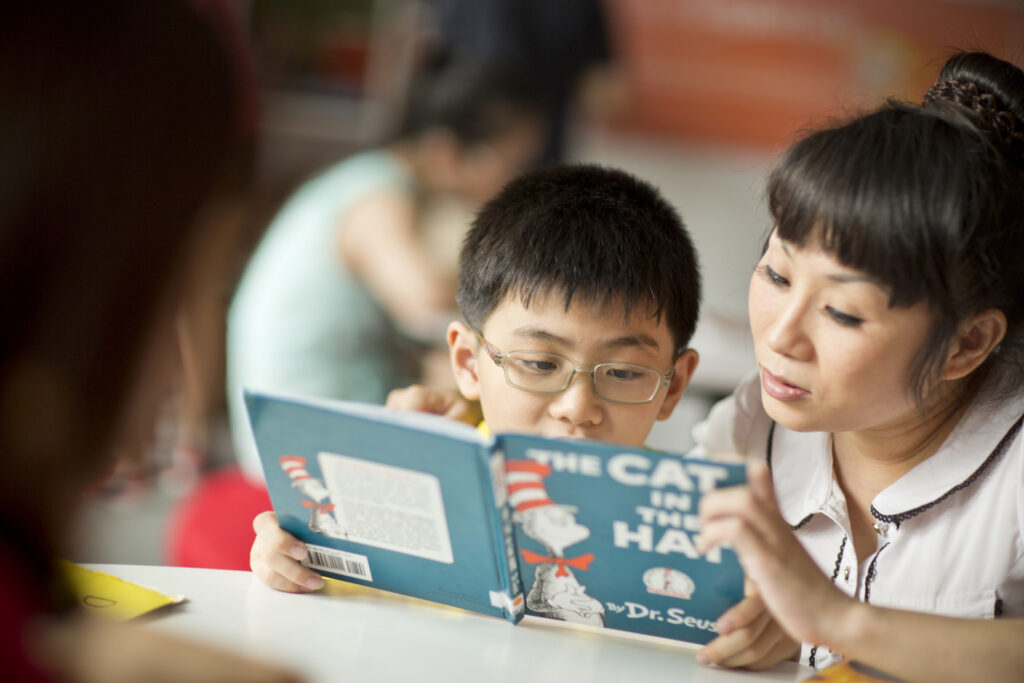 Đọc truyện là cách giúp trẻ tiếp xúc với tiếng Anh trong những ngữ cảnh gần gũi và sinh động. 