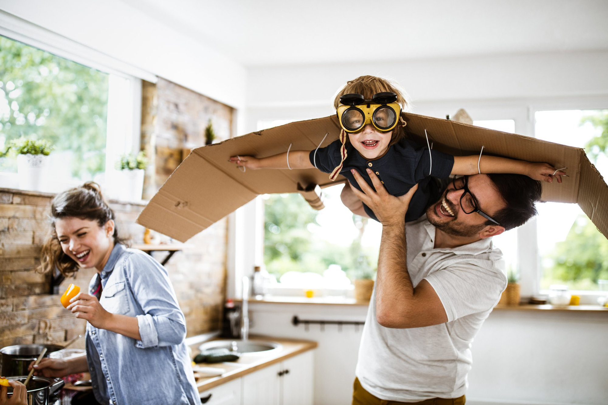 Những dự án như xây ngôi nhà bằng carton, làm khu vườn mini, sáng tác truyện tranh hoặc thiết kế một món đồ chơi giúp trẻ kết hợp trí tưởng tượng