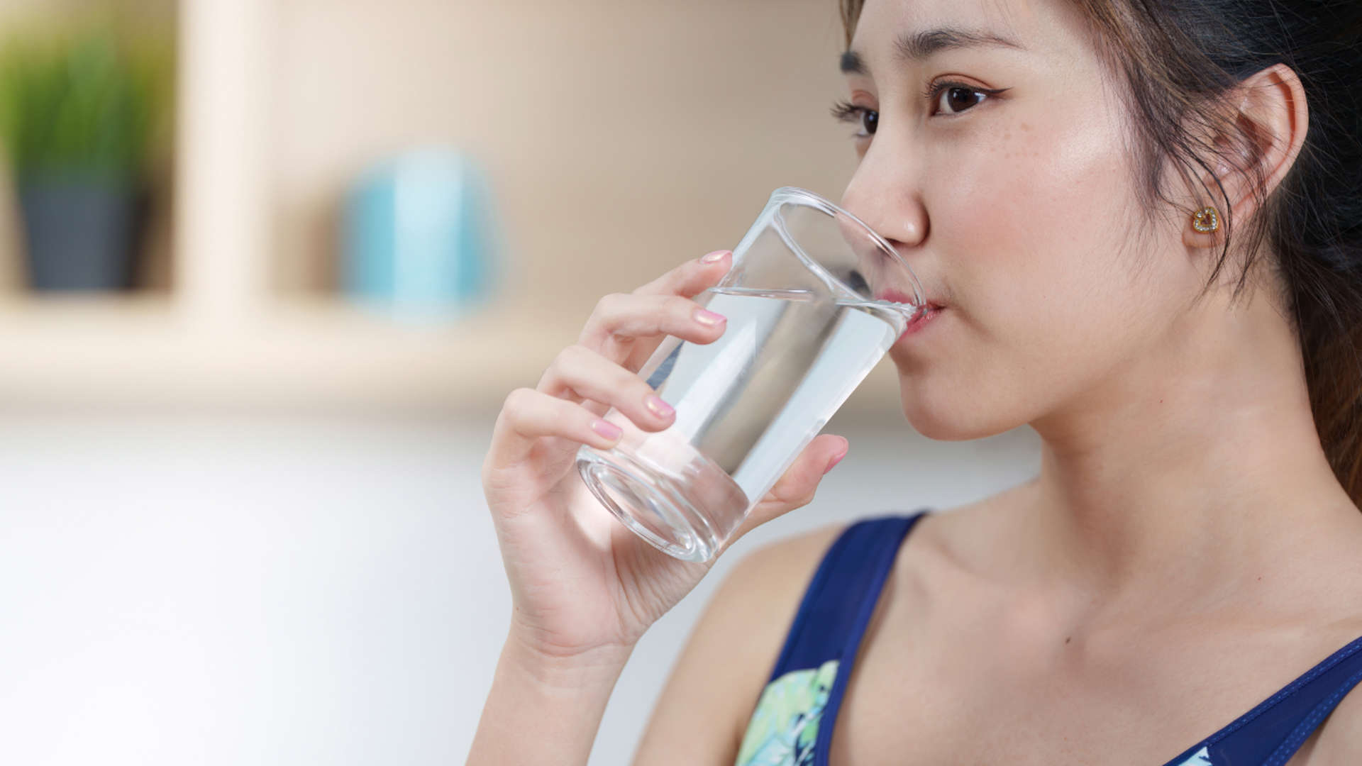 Việc uống đủ nước giúp điều hòa thân nhiệt, hỗ trợ tuần hoàn máu, tăng cường trao đổi chất và đào thải độc tố ra khỏi cơ thể.