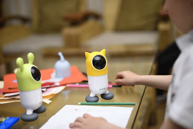 Roybi là robot giáo dục ứng dụng AI, được thiết kế để hỗ trợ trẻ học ngoại ngữ và phát triển nhiều kỹ năng ngay từ nhỏ.